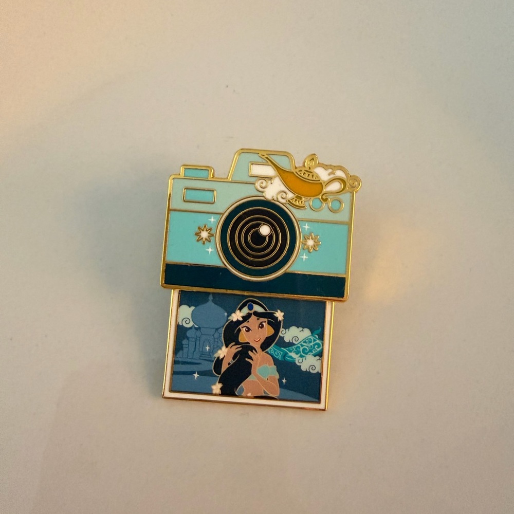 Disney loungefly enamel mystery pin Princess Jasmine theme Camera and picture
